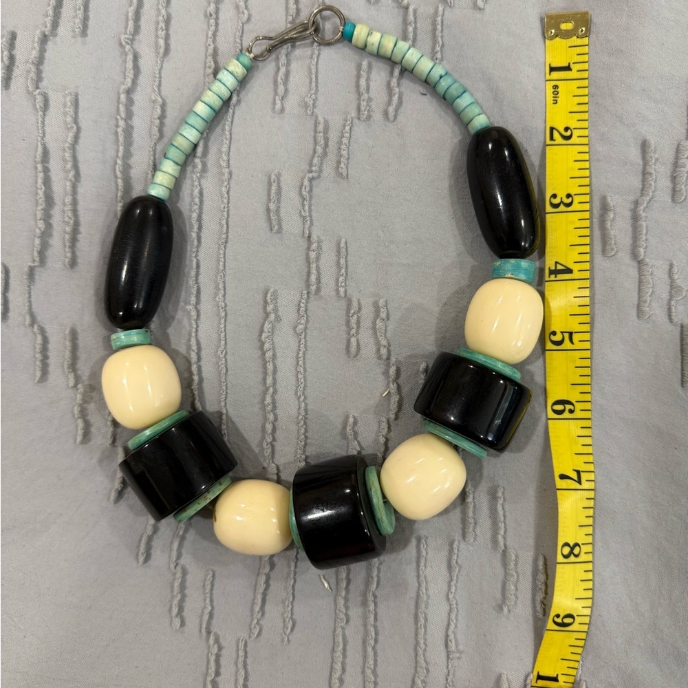 Elegant Vintage Black and Cream Beaded Necklace - Picture 4 of 6
